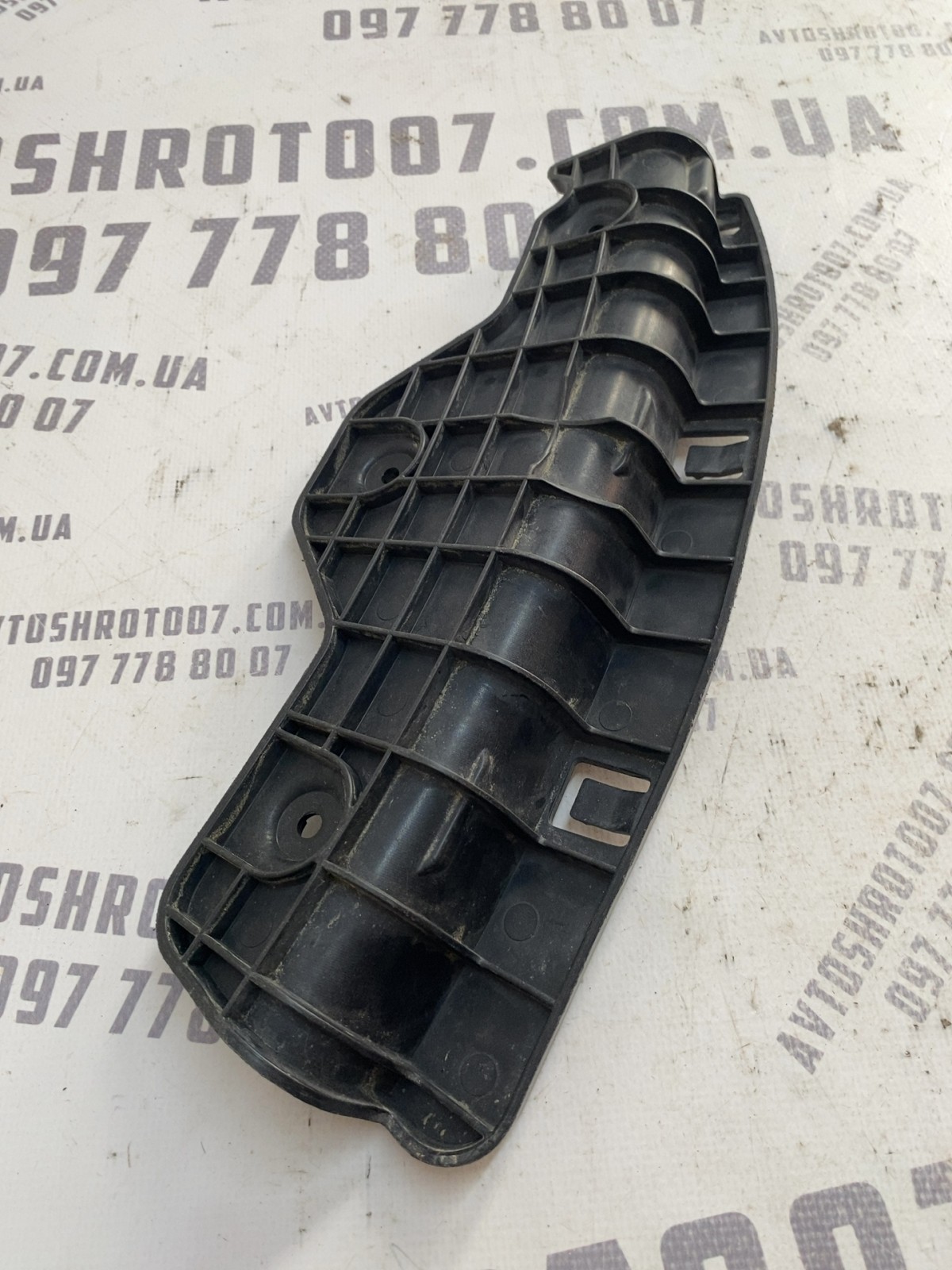 Кронштейн бампера правий Ford Escape 3 VPCJ5X17E762A