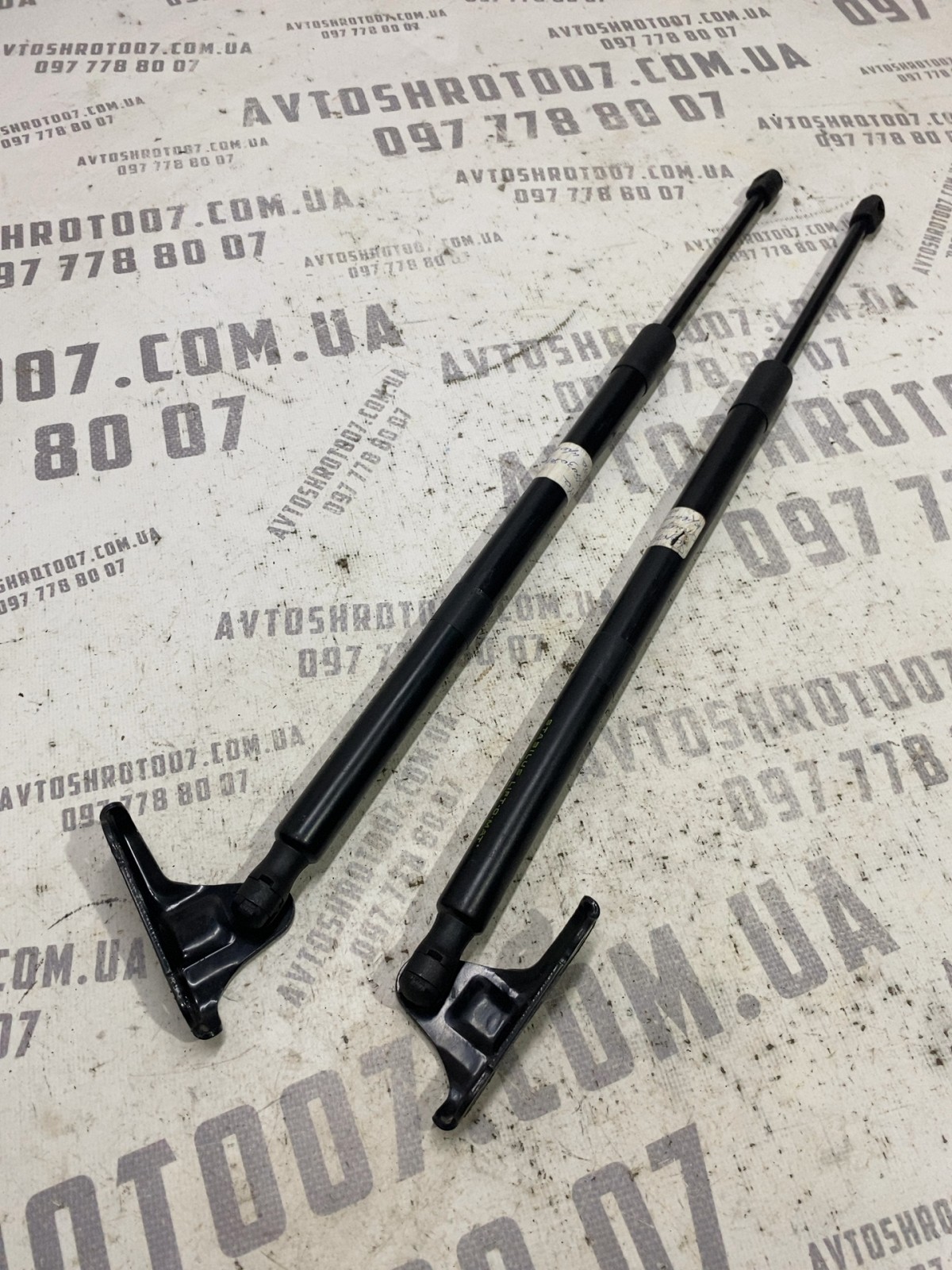 Амортизатор кришки багажника Toyota RAV4 5 689500R060A