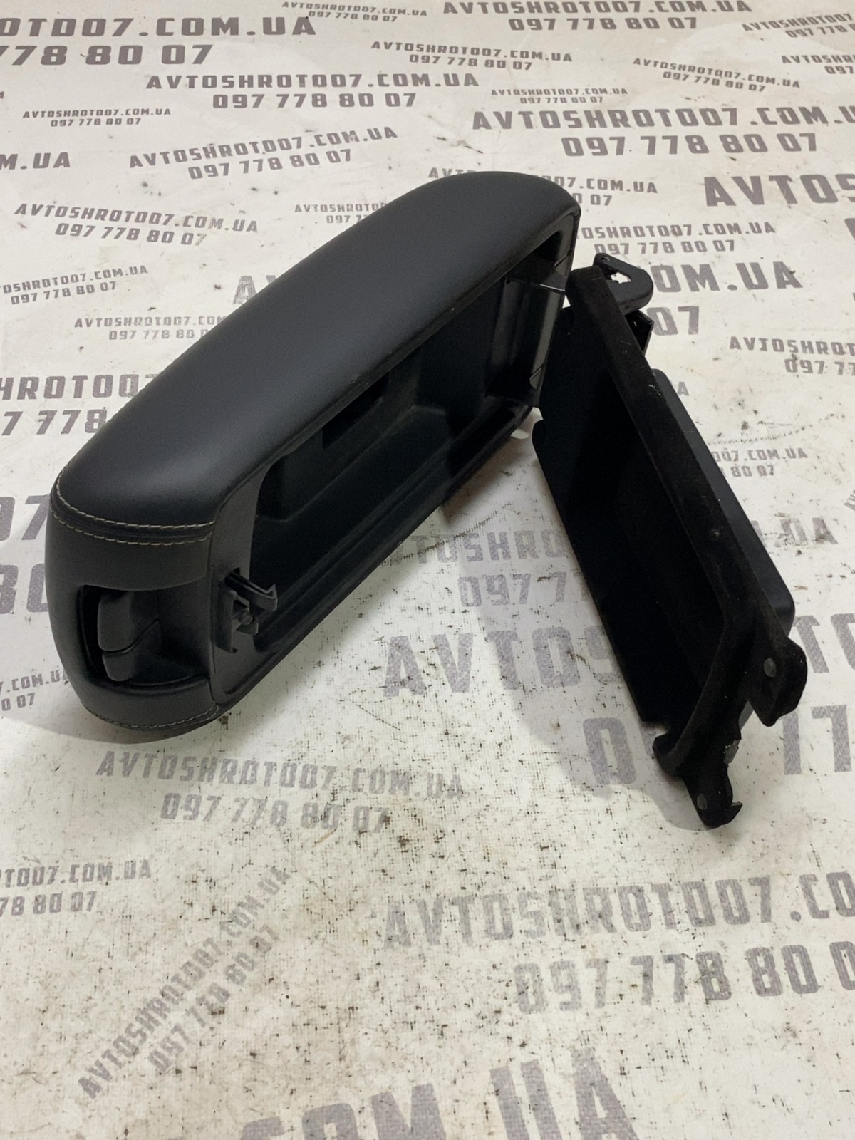 Підлокітник Jeep Grand Cherokee WK2 X85006302BL