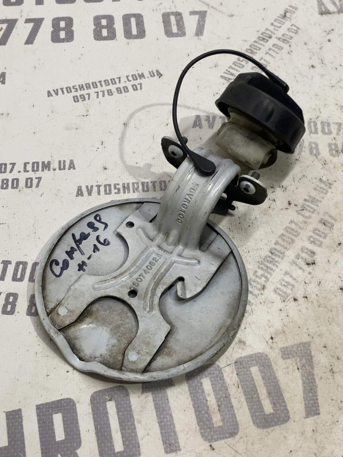 Лючок бака Jeep Compass MK 05074082AB