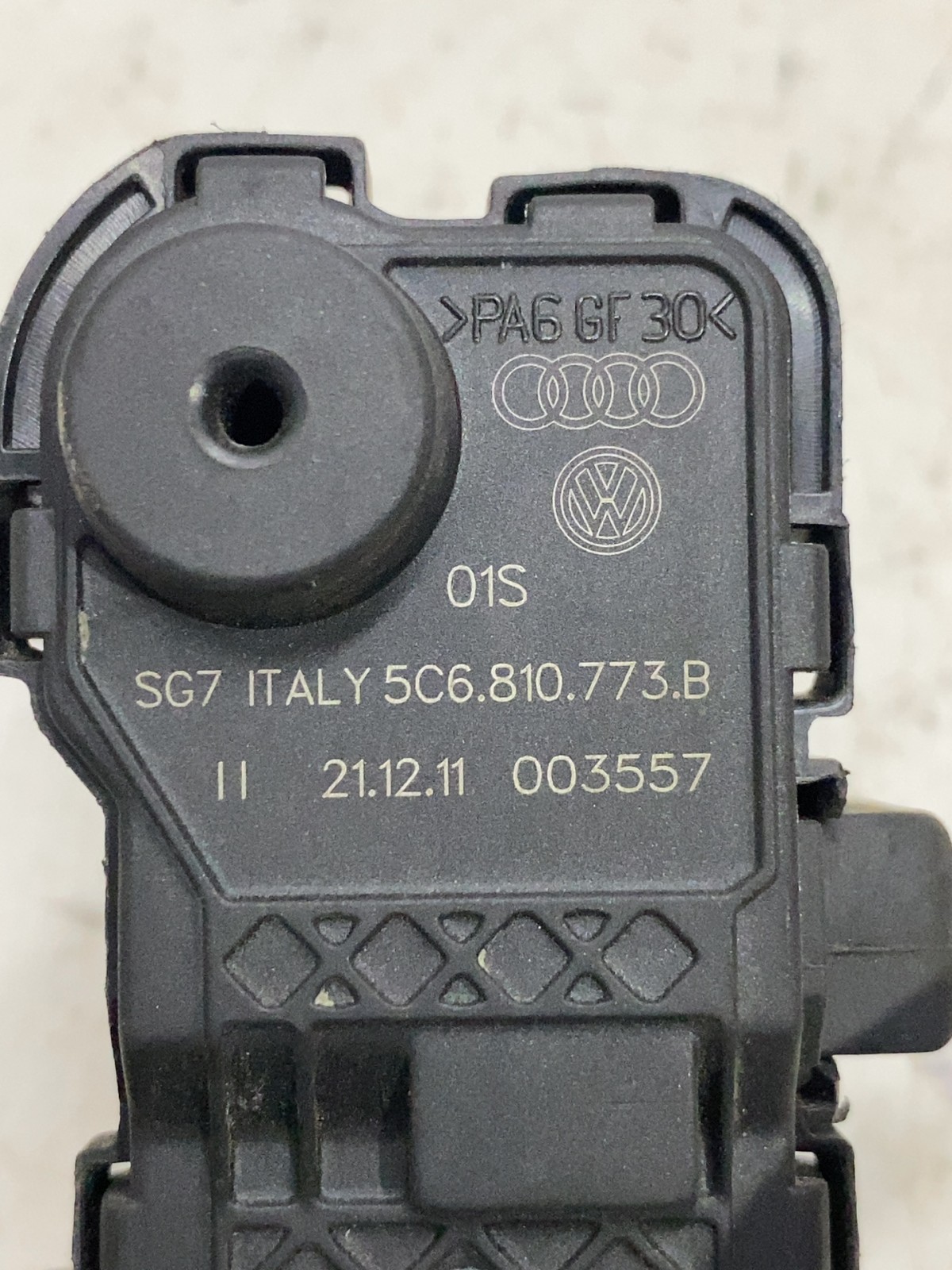 Замок лючка бака Volkswagen Jetta 6 (10-18) 5C6810773B
