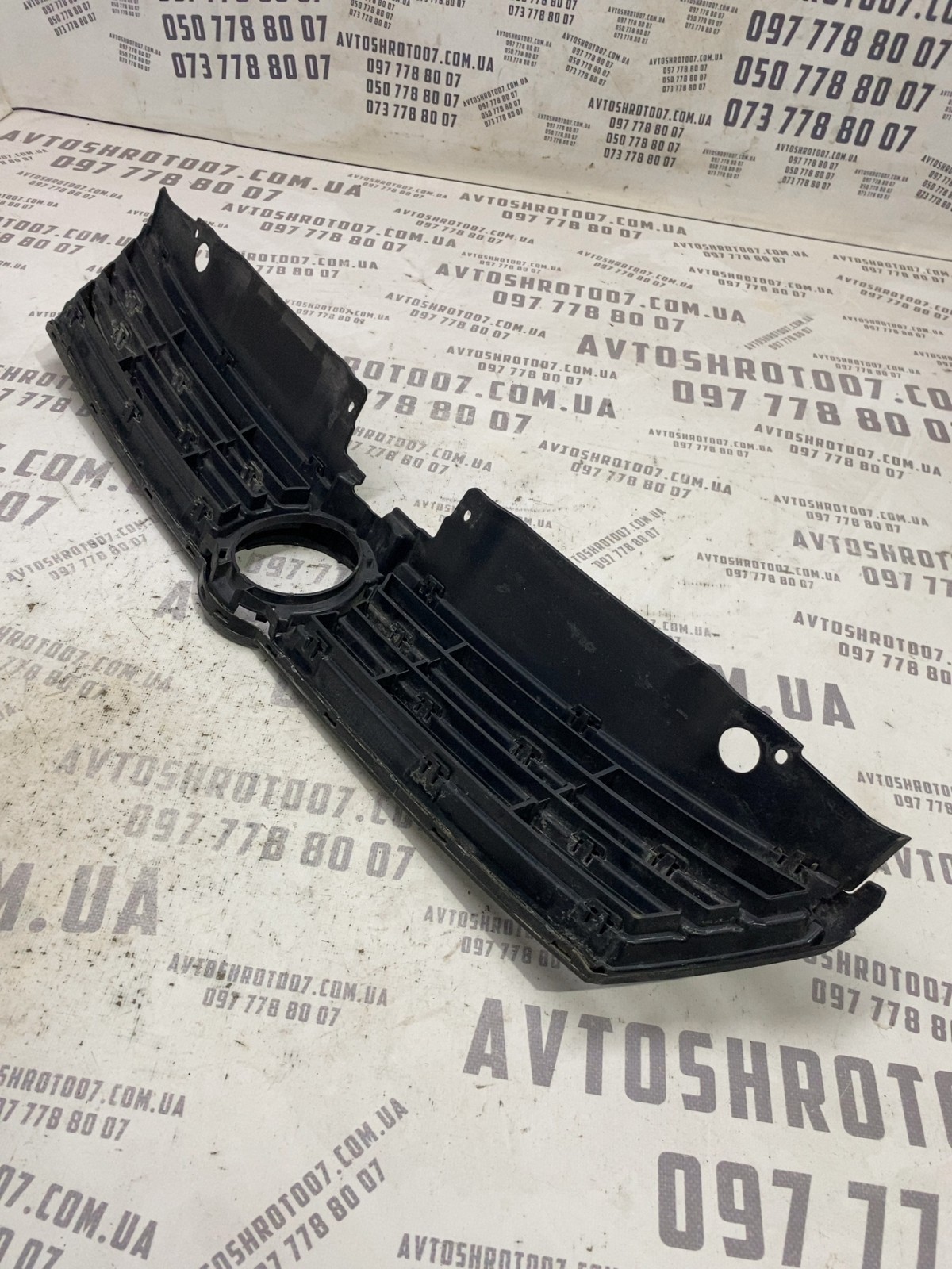 Решітка радіатора Volkswagen Jetta 6 5C6853653