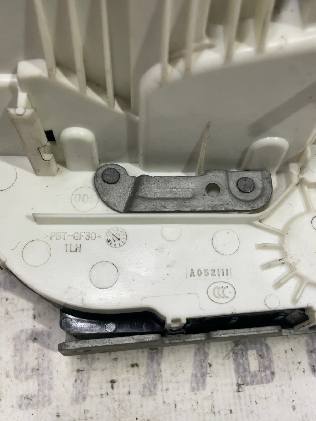 Замок дверей задній лівий Jeep Cherokee KL P04589915AE