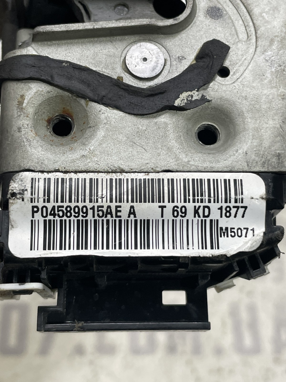 Замок дверей задній лівий Jeep Cherokee KL P04589915AE