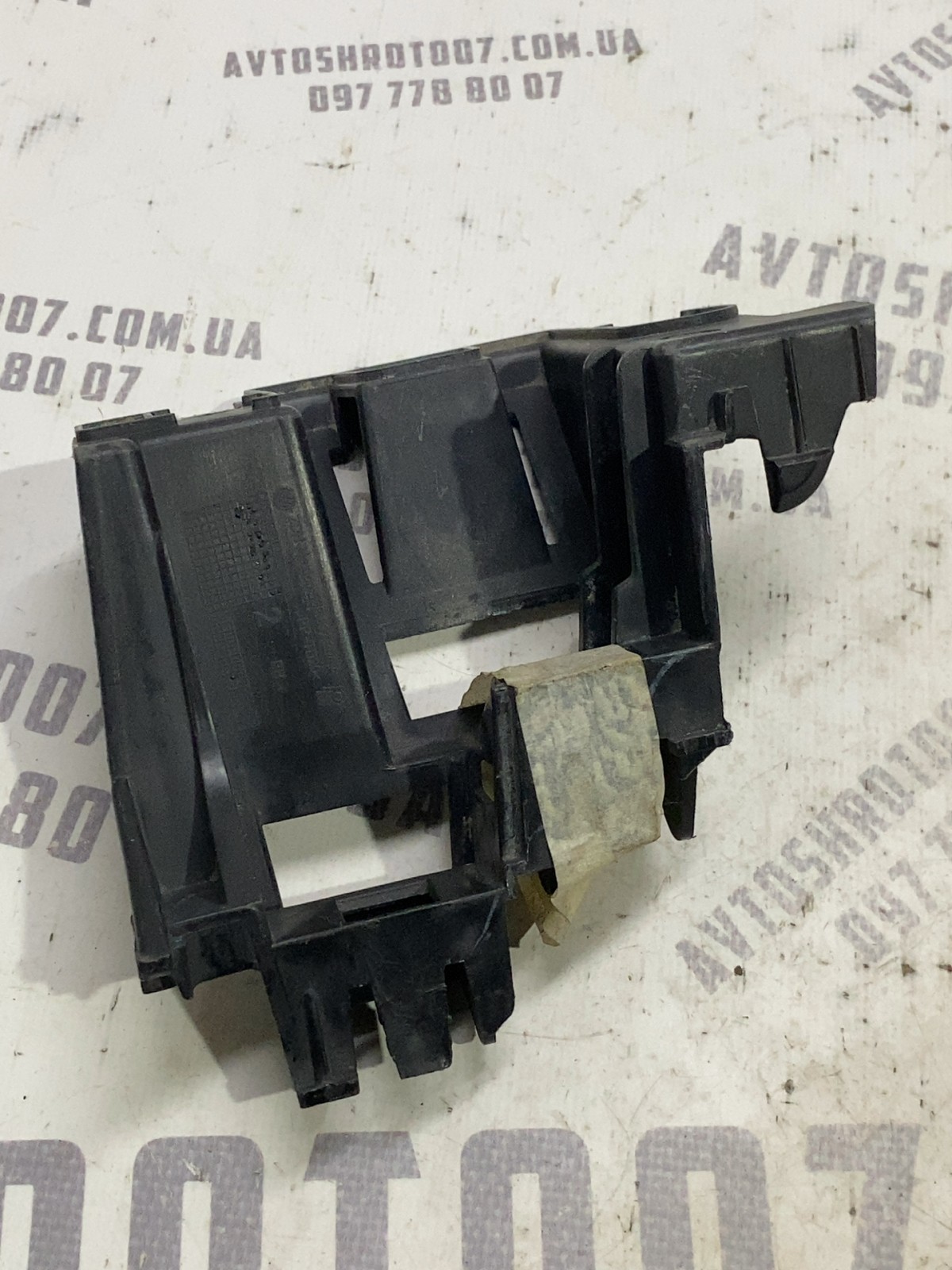 Кронштейн бампера Volkswagen Jetta 6 OE 5C6807394A