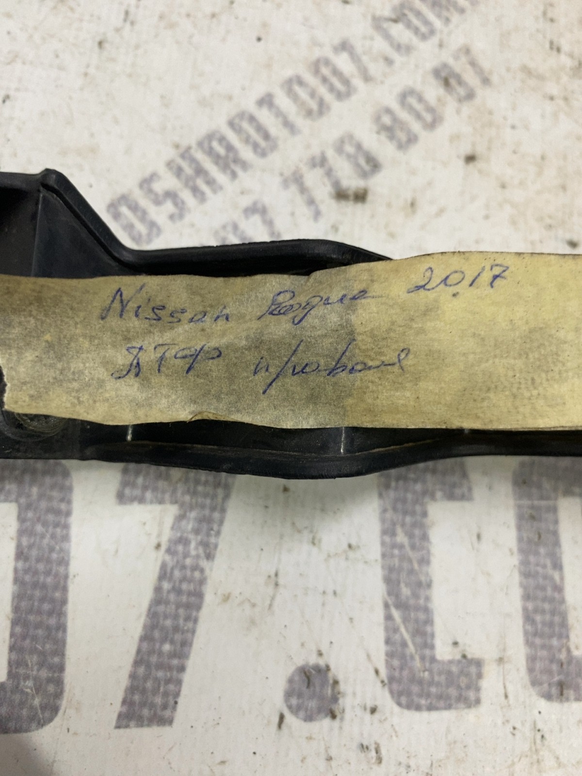 Кронштейн правий Nissan Rogue T32 (13-20)