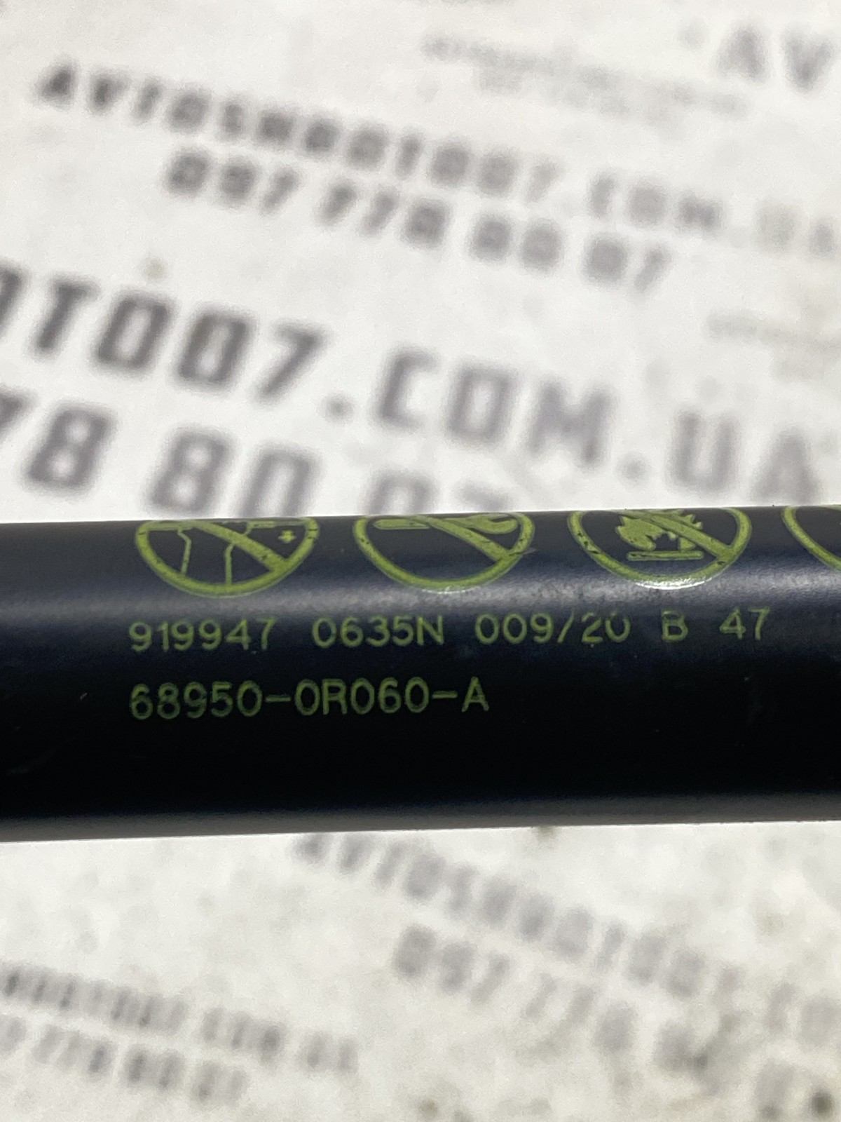 Амортизатор кришки багажника Toyota RAV4 5 689500R060A
