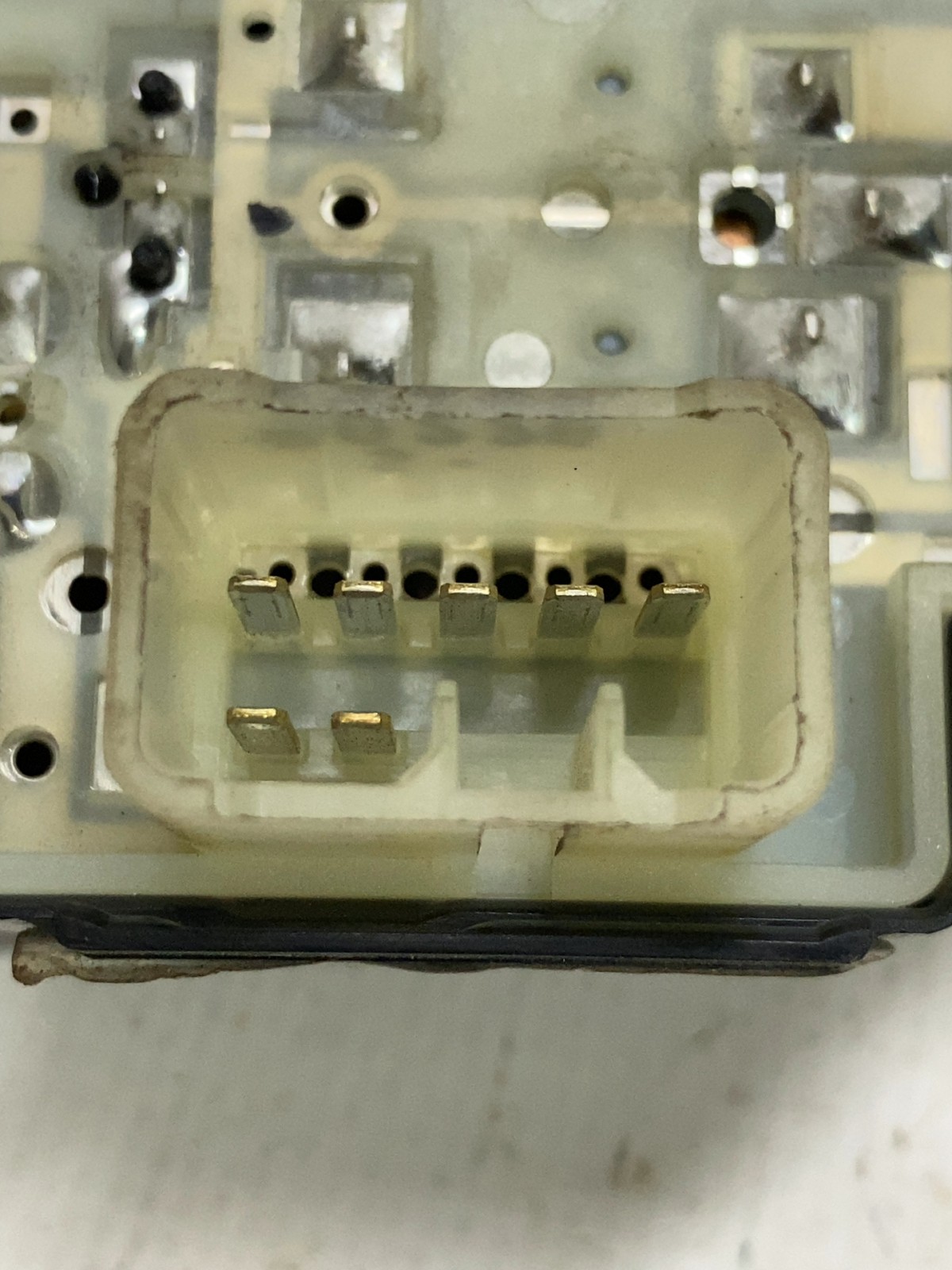 Кнопка склопідіймача задня права Hyundai Elantra 6 299159185