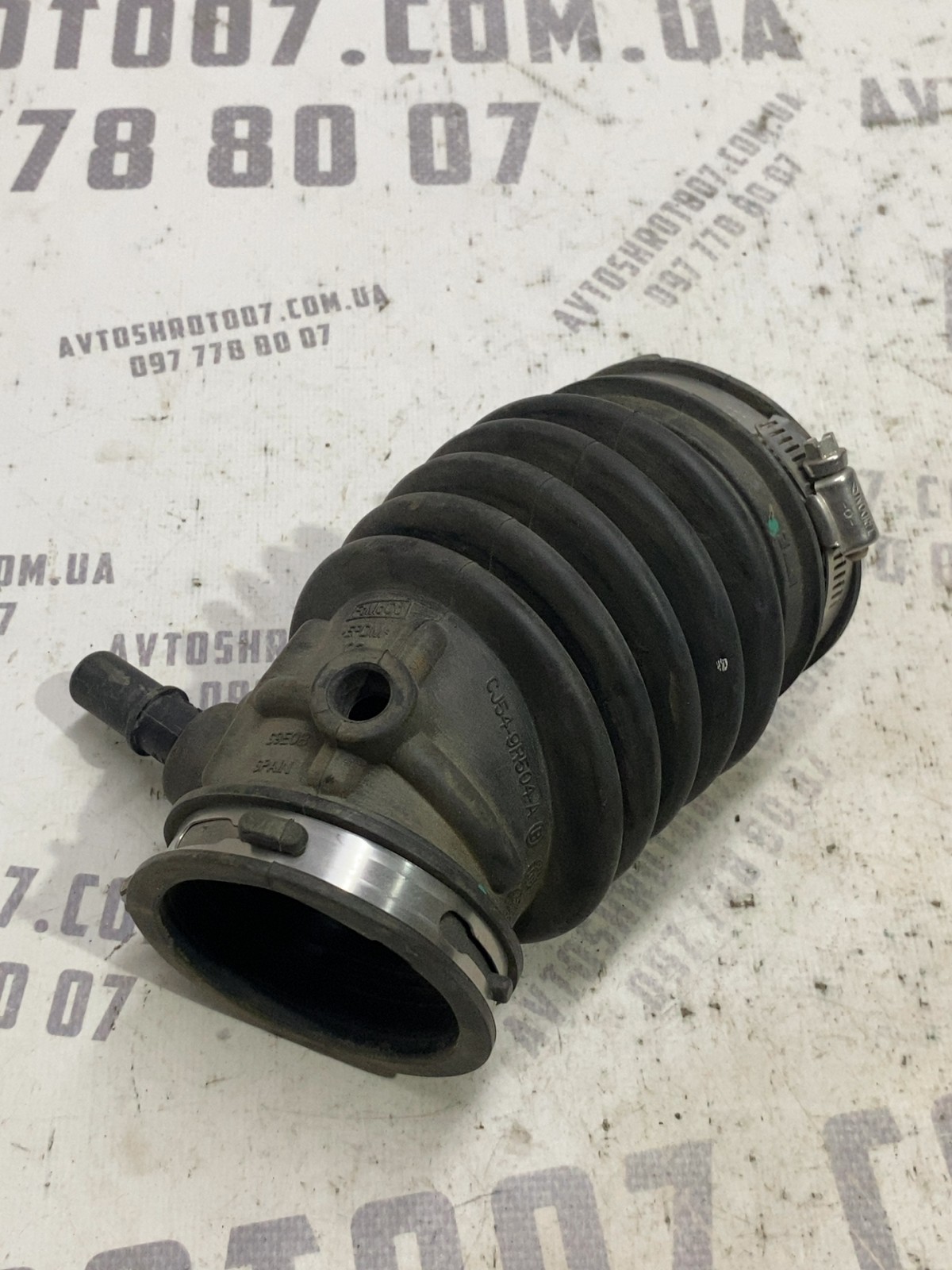 Патрубок повітряний Ford Escape 3 (12-19) CJ549R504A