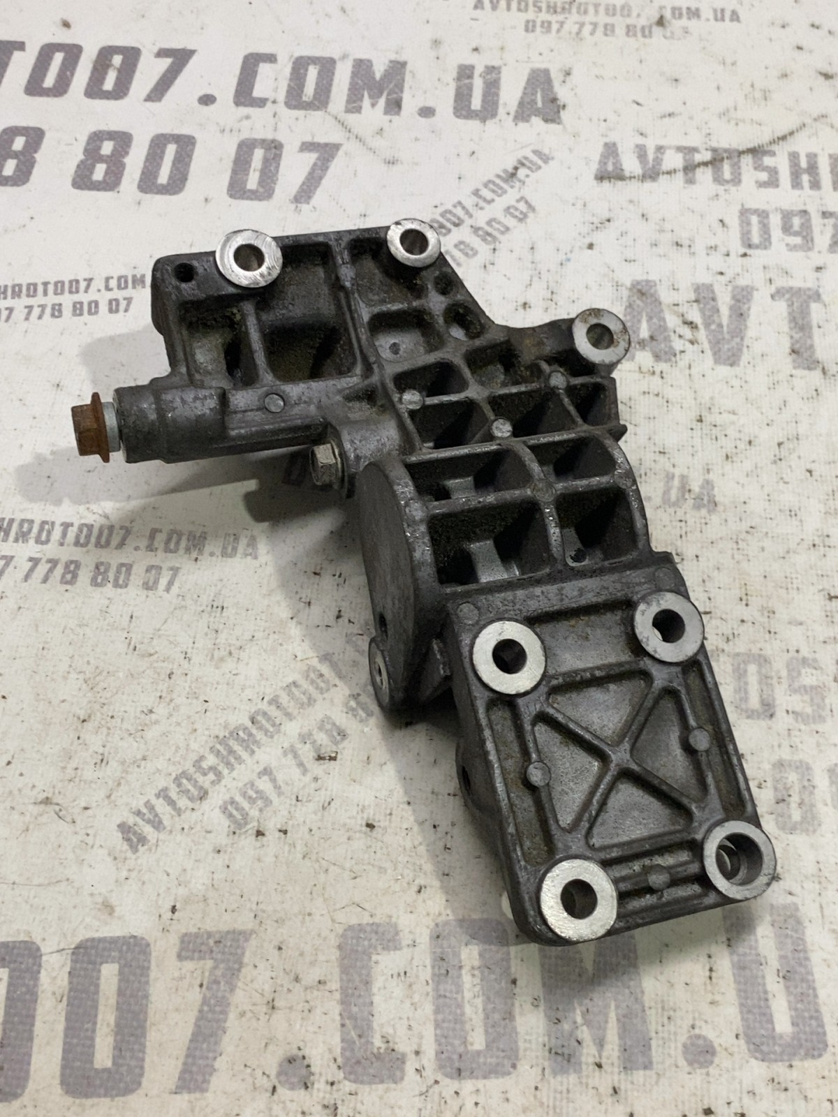 Кронштейн генератора Jeep Compass MK 04891592AA