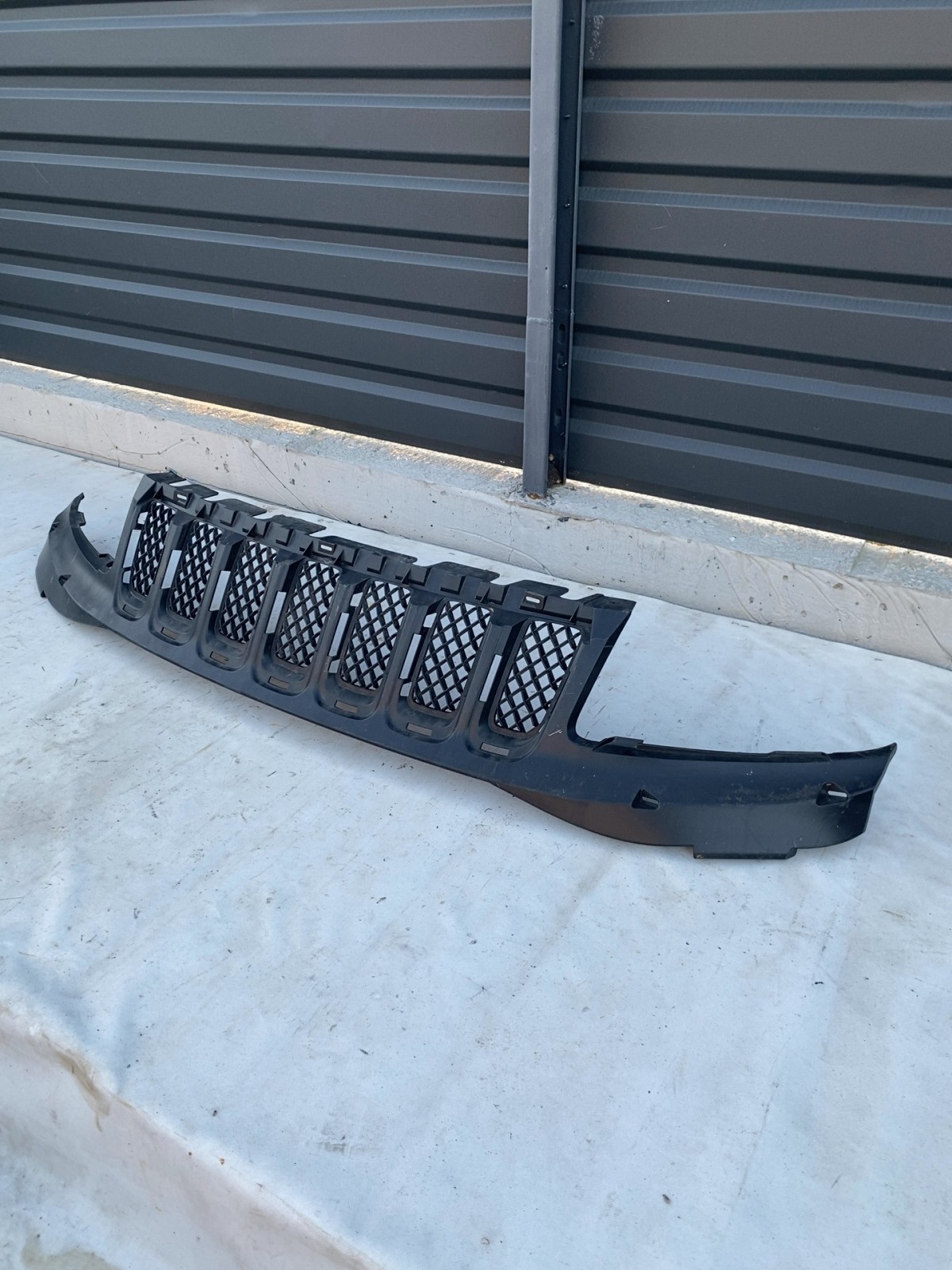 Решітка радіатора передня Jeep Compass MP 68213198AA