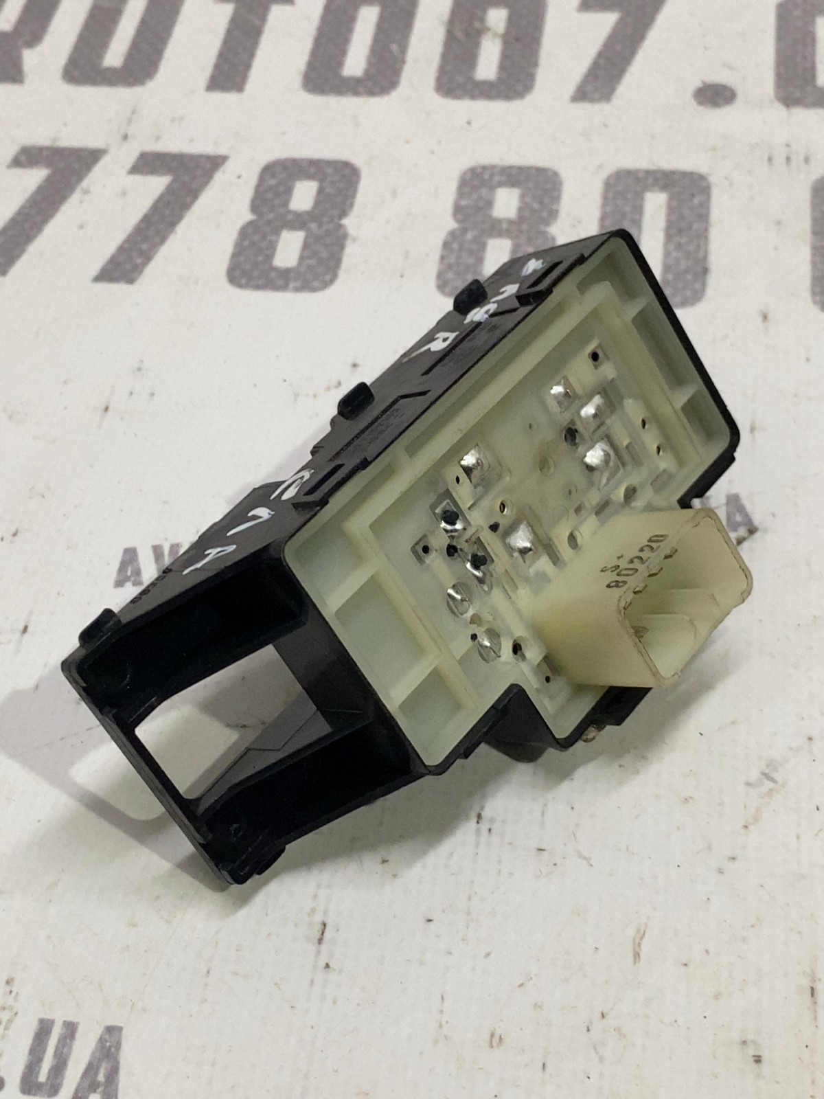 Кнопка склопідіймача задня права Hyundai Elantra 6 299159185