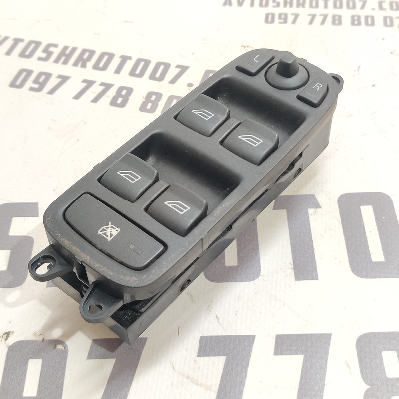 Блок склопідйомників Volvo V50 04-12 2.0D лівий OEM 30710787