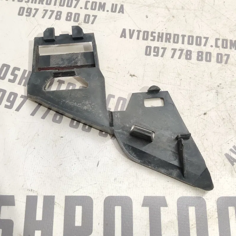 Кронштейн бампера Volvo V50 (04-12) 2.0D лівий OEM 30678261