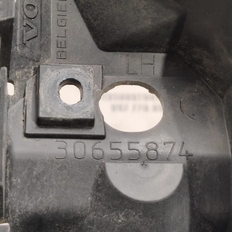 Кронштейн крила Volvo V50 (04-12) 2.0D лівий OEM 30655874