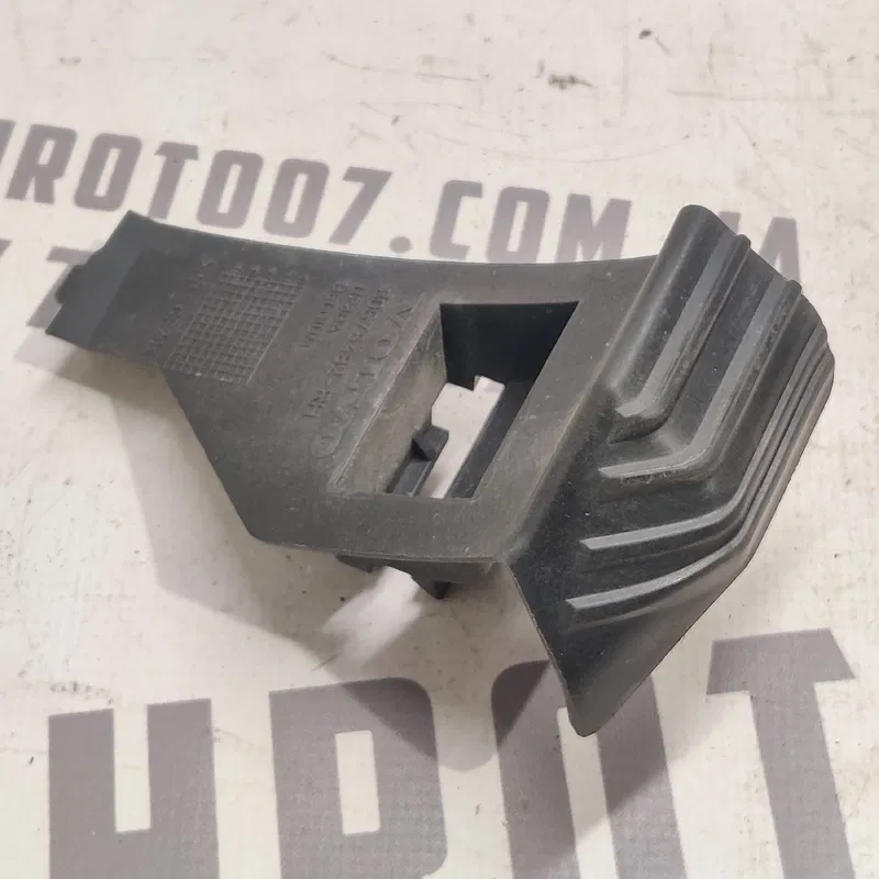 Кронштейн бампера Volvo V50 04-12 2.0D пер. пр. OEM 30678482