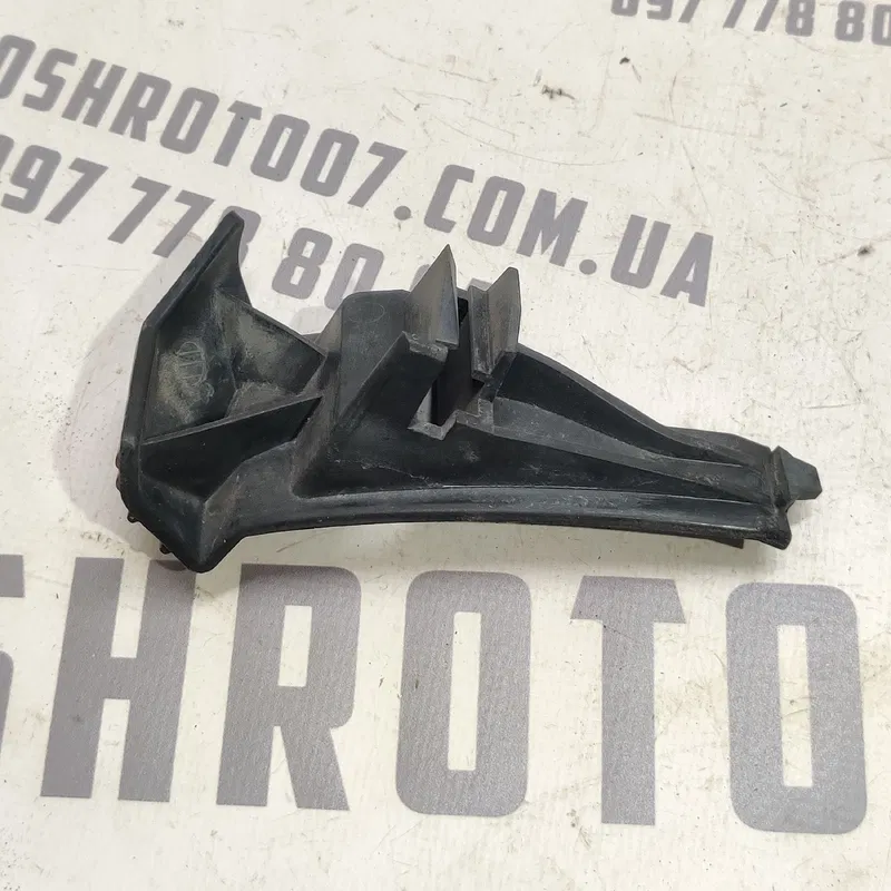 Кронштейн бампера Volvo V50 04-12 2.0D перед лів 30678481