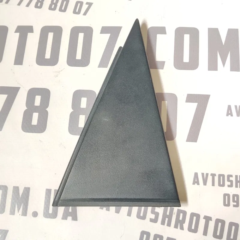 Накладка Volvo V50 (04-12) 2.0D задня права OEM 30715048