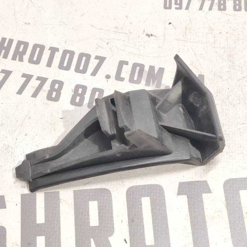 Кронштейн бампера Volvo V50 04-12 2.0D пер. пр. OEM 30678482