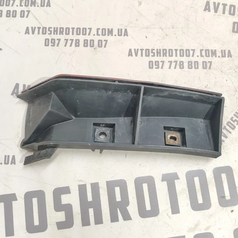 Кронштейн бампера Volvo V50 04-12 2.0D зад лів OEM 30764179