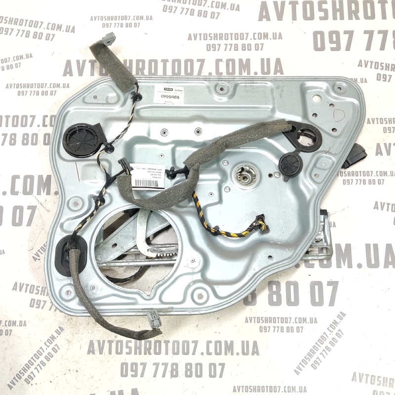 Склопідіймач Volvo V50 04-12 2.0D задній правий OEM 8679083