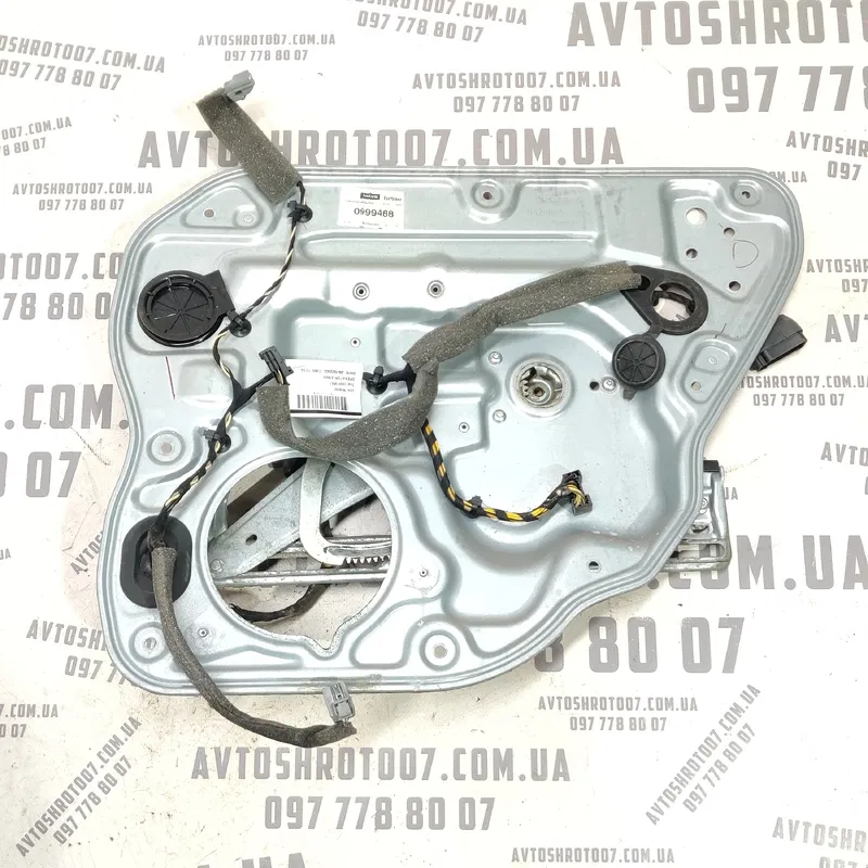 Склопідіймач Volvo V50 04-12 2.0D задній правий OEM 8679083