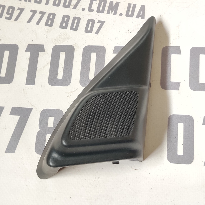 Накладка Volvo V50 (04-12) 2.0D права передня OEM 8679629