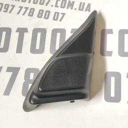 Накладка Volvo V50 (04-12) 2.0D права передня OEM 8679629