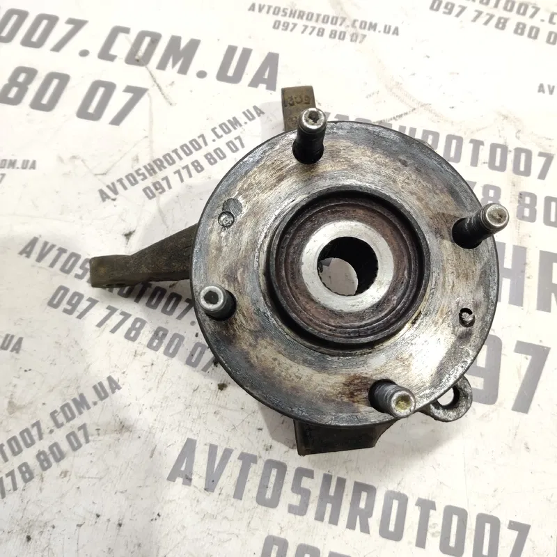 Кулак поворотний Hyundai Elantra 3 (00-06) 1.6 бензин права