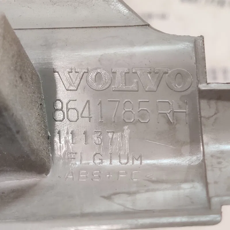 Накладка салону Volvo V50 04-12 2.0D права перед OEM 8641785