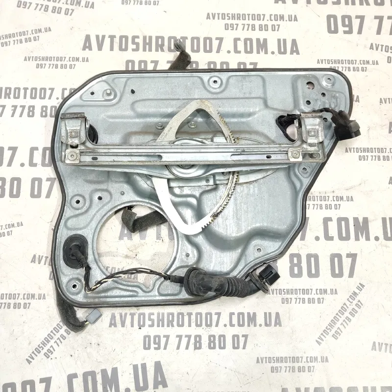 Склопідіймач Volvo V50 (04-12) 2.0D задній лівий OEM 8679082