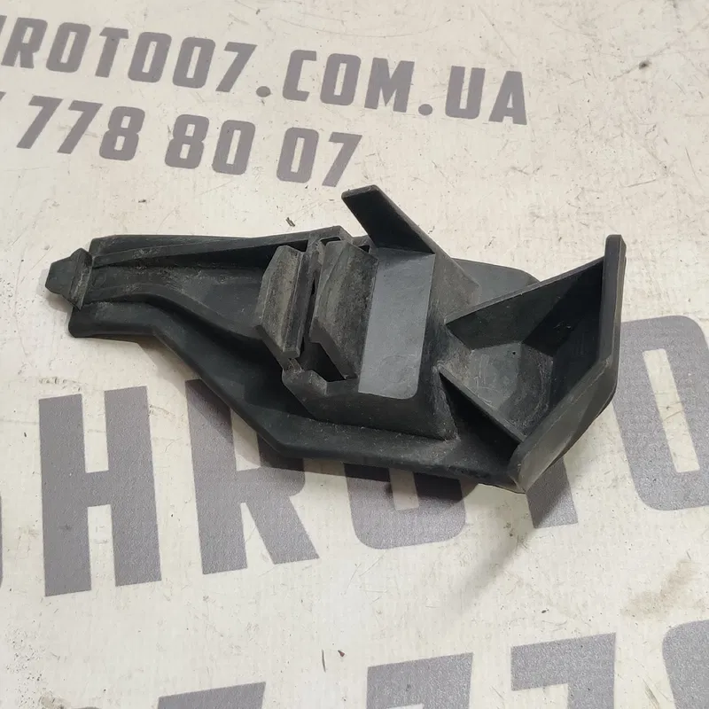 Кронштейн бампера Volvo V50 04-12 2.0D перед лів 30678481