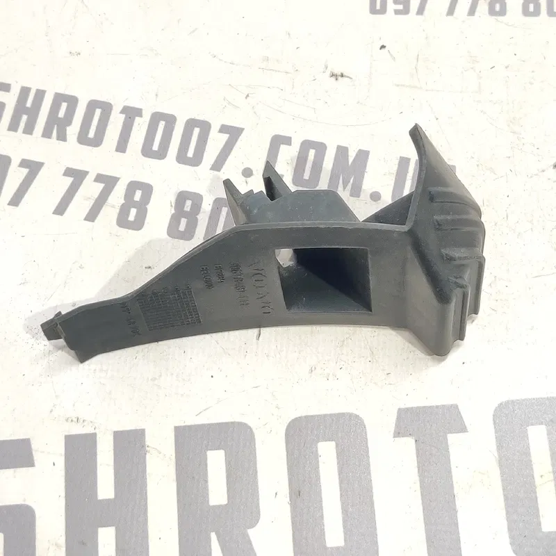 Кронштейн бампера Volvo V50 04-12 2.0D перед лів 30678481