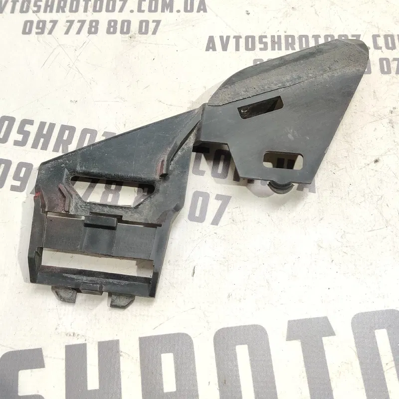 Кронштейн бампера Volvo V50 (04-12) 2.0D лівий OEM 30678261
