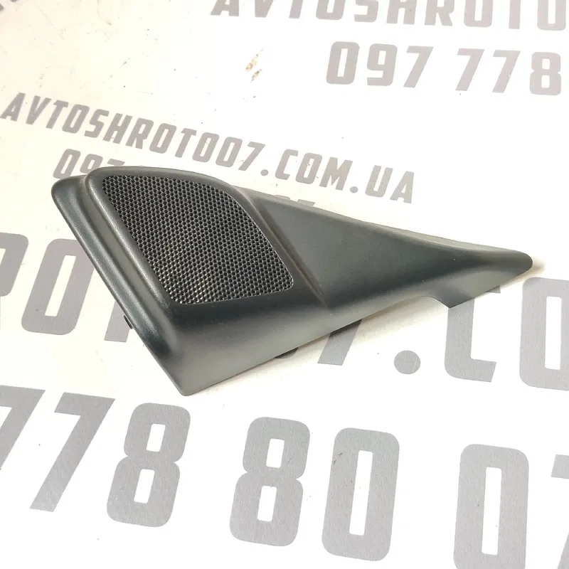 Накладка Volvo V50 (04-12) 2.0D права передня OEM 8679629