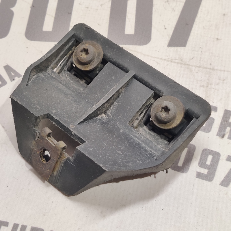Кронштейн бампера Volvo V50 (04-12) 2.0 Дизель задній нижній