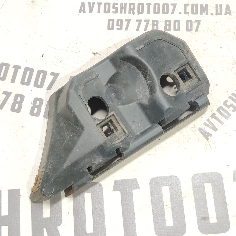 Кронштейн крила Volvo V50 04-12 2.0D пер.прав. OEM 30655875