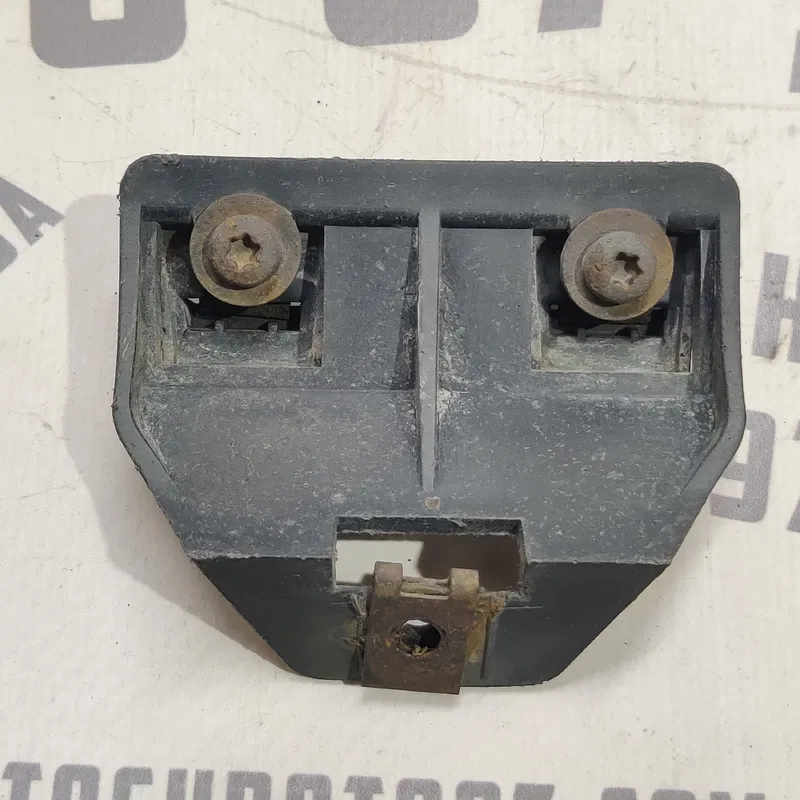 Кронштейн бампера Volvo V50 (04-12) 2.0 Дизель задній нижній