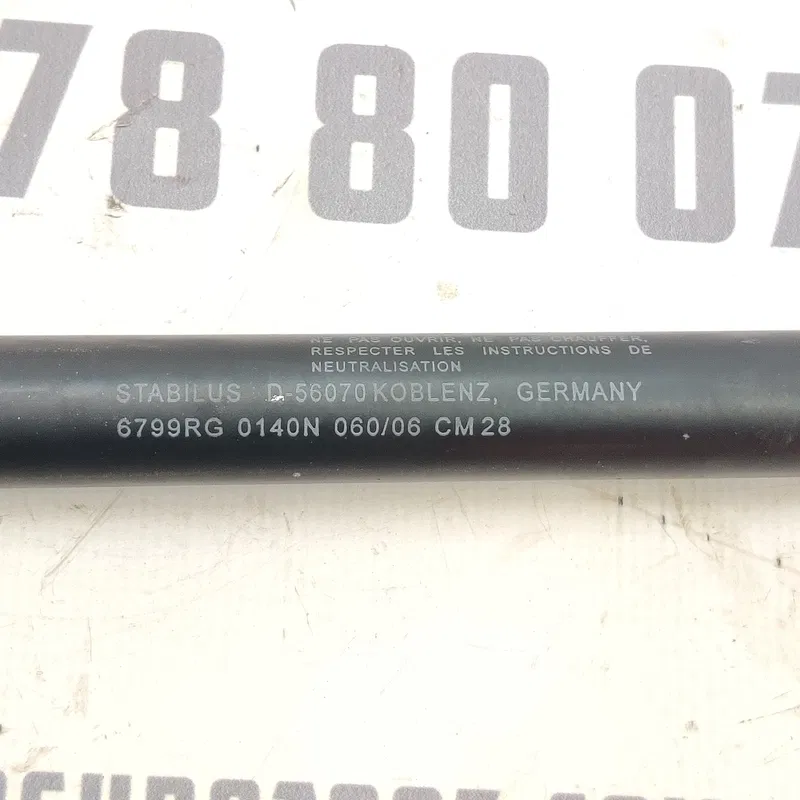 Упор капоту Volvo V50 (04-12) 2.0 Дизель лівий OEM 9483570