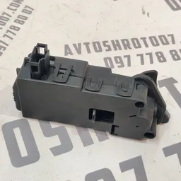 Замок лючка бака Volvo V50 (04-12) 2.0D прав. OEM 30716754