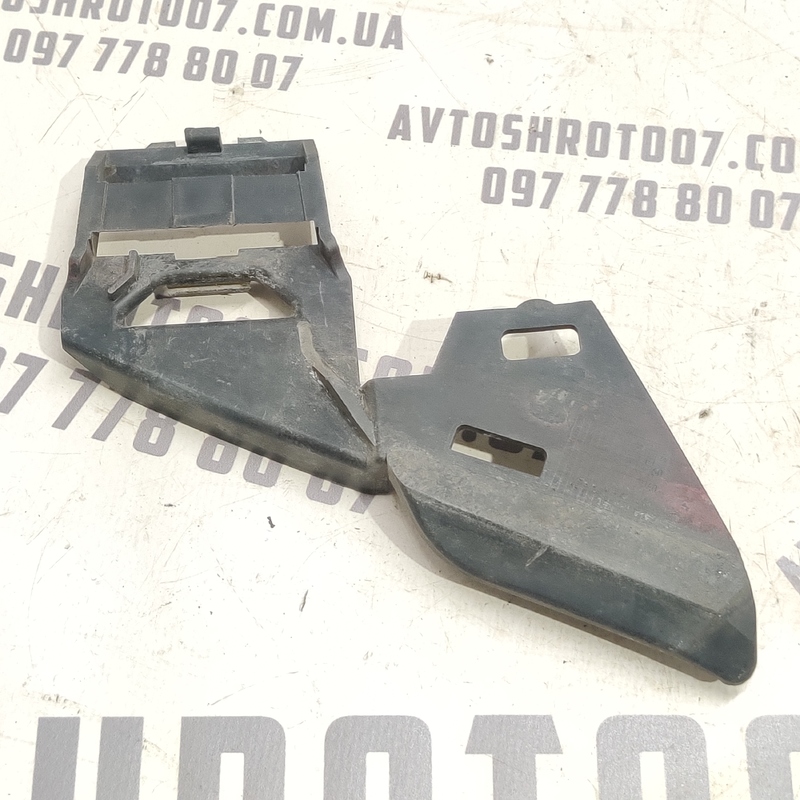 Кронштейн бампера Volvo V50 04-12 2.0D пер. пр. OEM 30678262