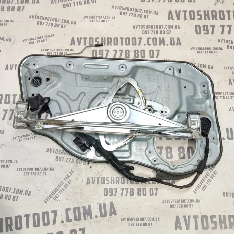 Склопідіймач Volvo V50 (04-12) 2.0D перед. прав. OEM 8679081