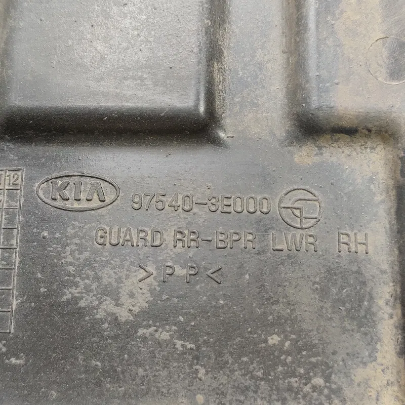 Накладка Kia Sorento 1 02-09 2.5 CRDi зад.пр. OEM 975403e000