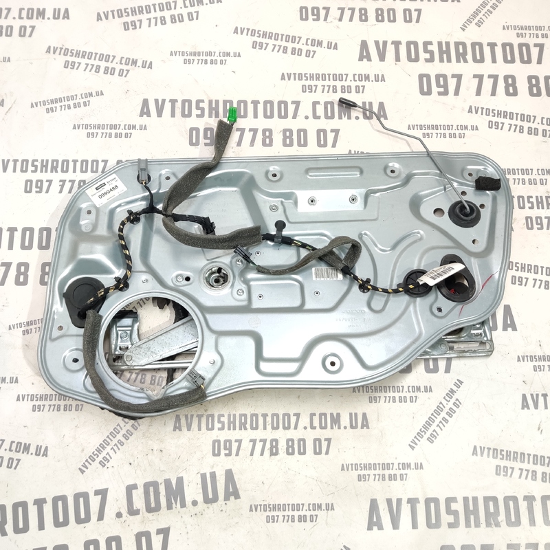Склопідіймач Volvo V50 (04-12) 2.0D перед. прав. OEM 8679081