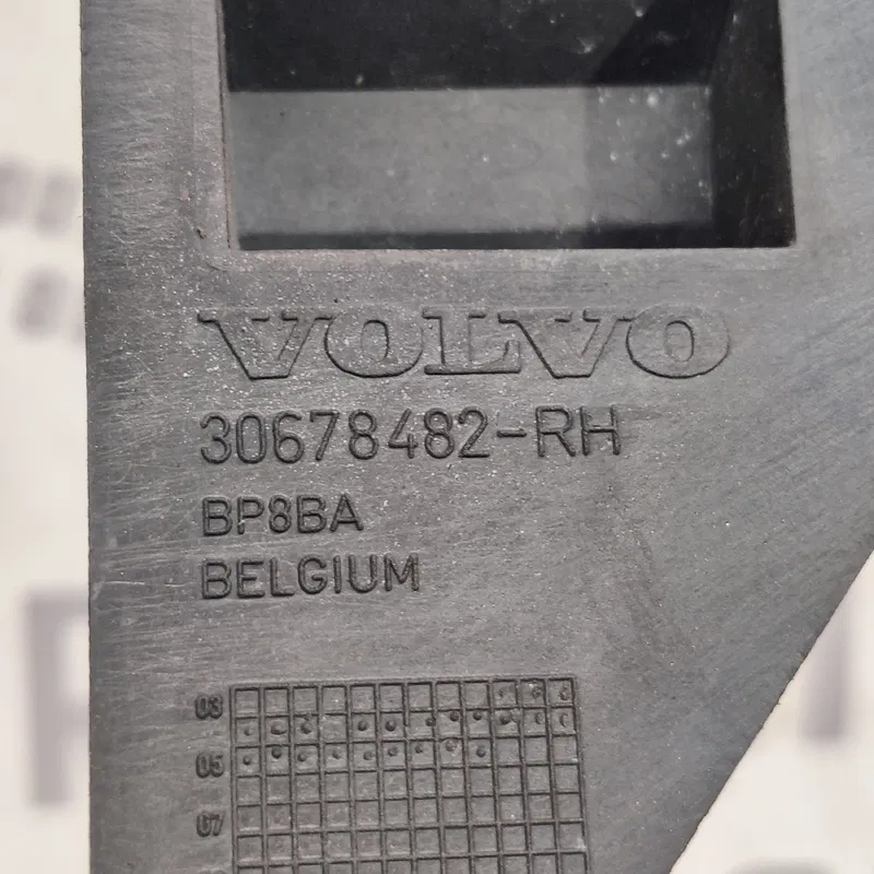 Кронштейн бампера Volvo V50 04-12 2.0D пер. пр. OEM 30678482