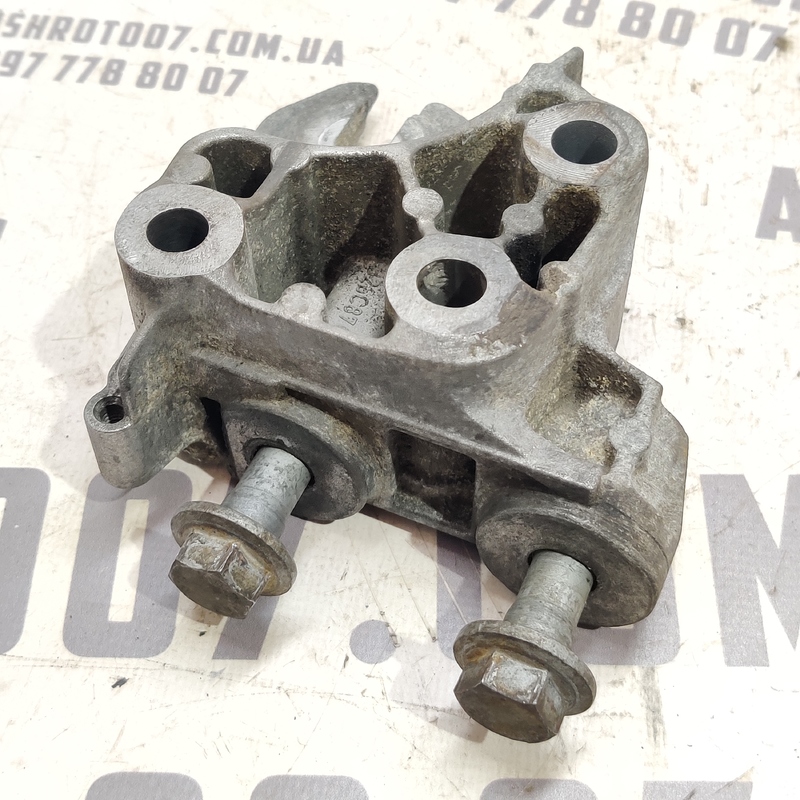 Кронштейн двигуна Volvo V50 04-12 2.0D пр. OEM 6m516030ba