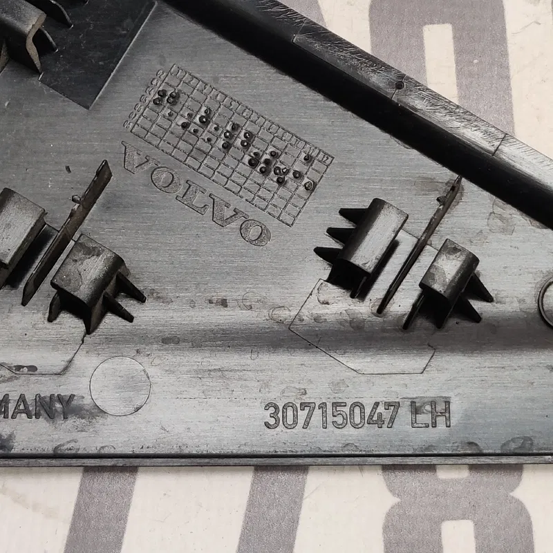 Накладка салону Volvo V50 04-12 2.0D задня ліва OEM 30715047
