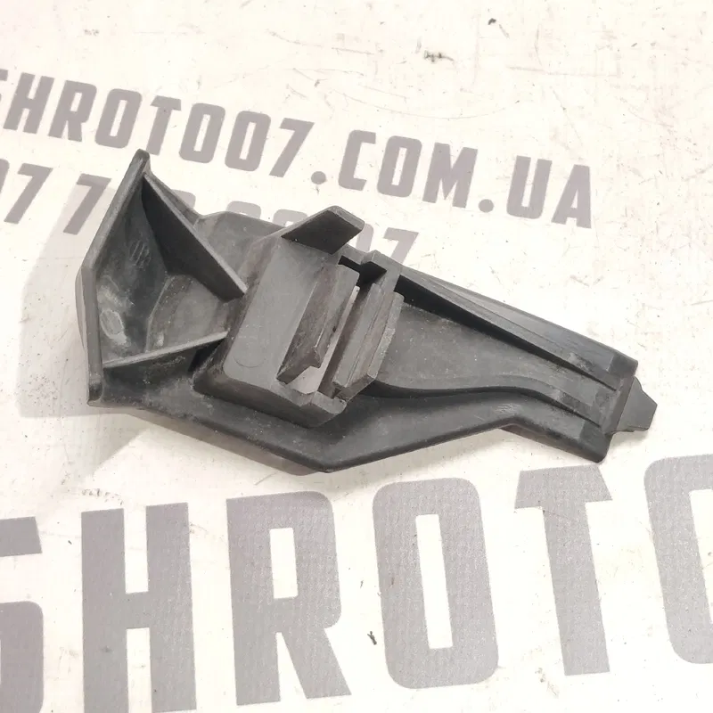 Кронштейн бампера Volvo V50 04-12 2.0D пер. пр. OEM 30678482