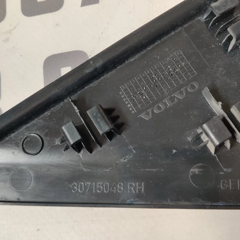Накладка Volvo V50 (04-12) 2.0D задня права OEM 30715048
