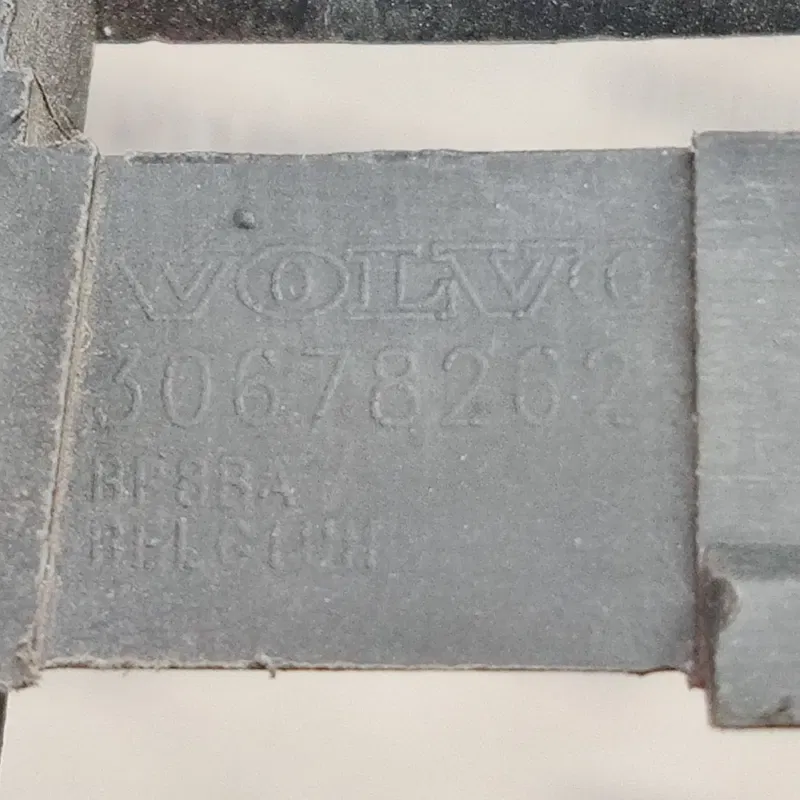 Кронштейн бампера Volvo V50 04-12 2.0D пер. пр. OEM 30678262